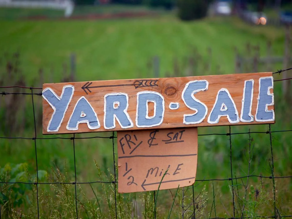 Notice the arrows on this yard sale sign? Even though they're small, they're kind of hard to miss. Our brain automatically focuses toward the direction of an arrow. So don't forget to use arrows on your yard sale signs! 