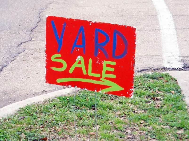 This yard sale sign looks like it has been reused a lot. Yet it STILL captures the attention of passing drivers! And the reusable metal stakes make it easy for you to display it -- yard sale after yard sale.