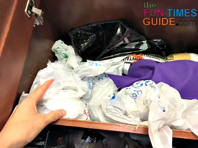How To Roll Plastic Bags Into Organized Bundles So You Can Pull One Bag Out At A Time Clever Uses Of Ping The Diy Household Tips Guide - Diy Plastic Bag Storage Ideas