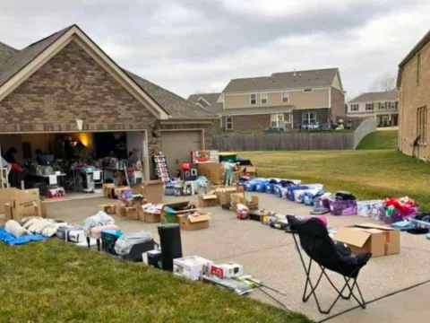 This is an extra-wide driveway, so they are able to take advantage of BOTH yard sale layout styles!