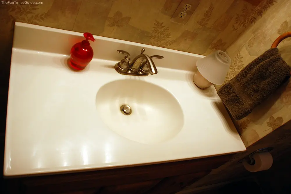 How To Re Shine A Marble Countertop Or Bathroom Vanity That Is Scratched Dull The Diy Household Tips Guide - Can You Refinish A Bathroom Vanity Top