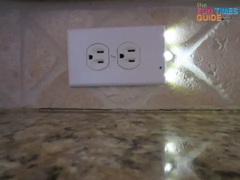 snap-power-outlet-night-light