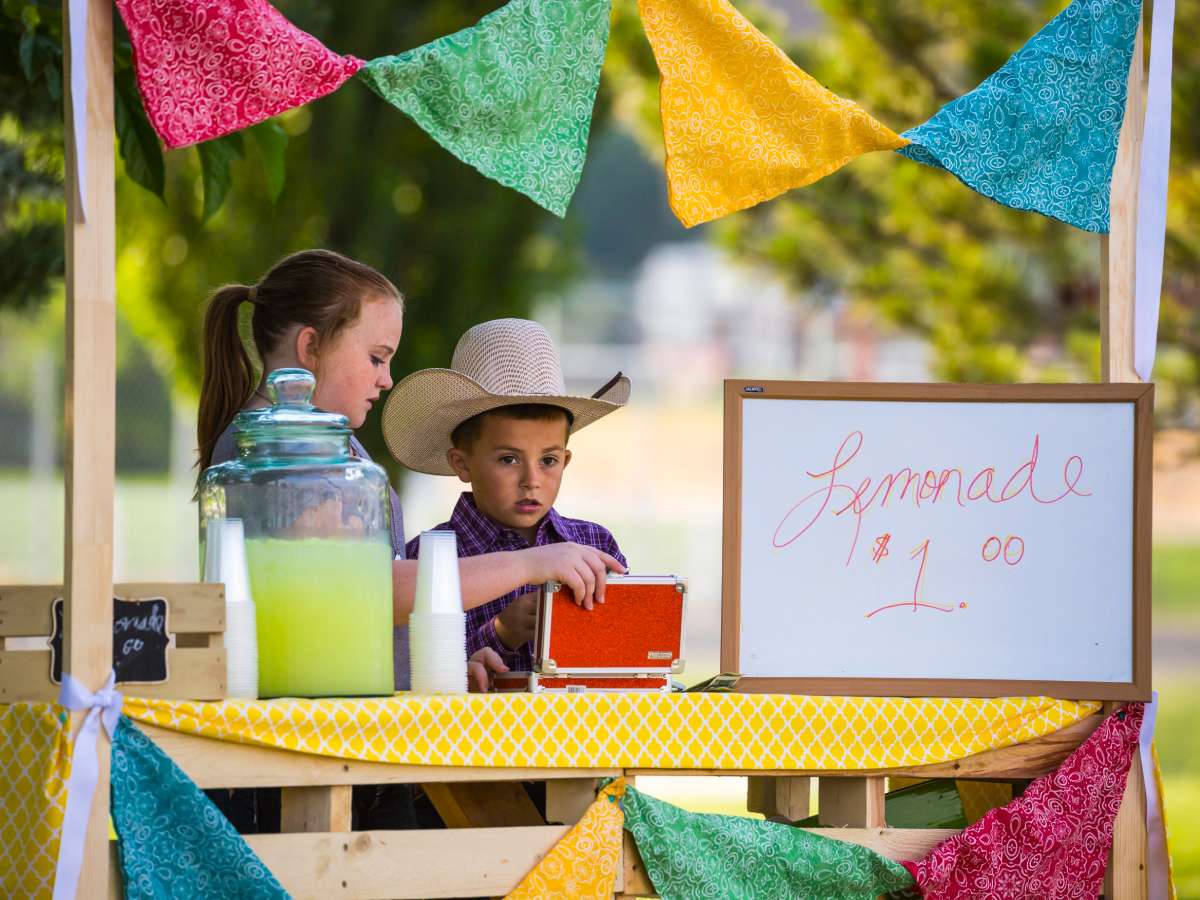 Selling food & drinks at your yard sale is always a good idea. Especially if you can find a couple of cute kids to sell it. (And what a simple DIY lemonade stand this is, right?!)